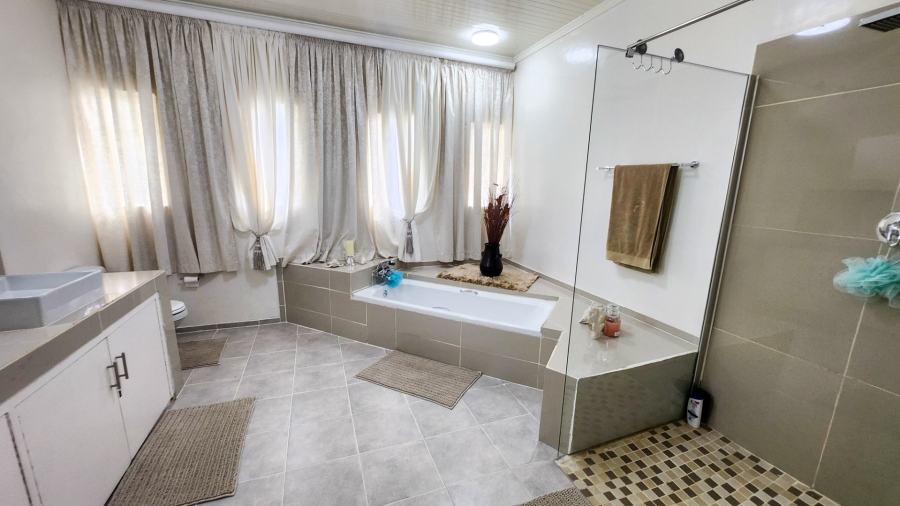 4 Bedroom Property for Sale in Wilgenhof Free State